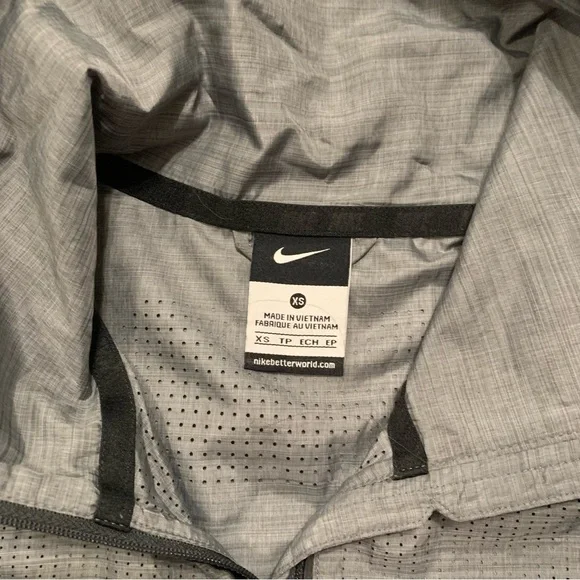 NIKE Lux Iridescent Convertible Running Jacket - Picture 7 of 12